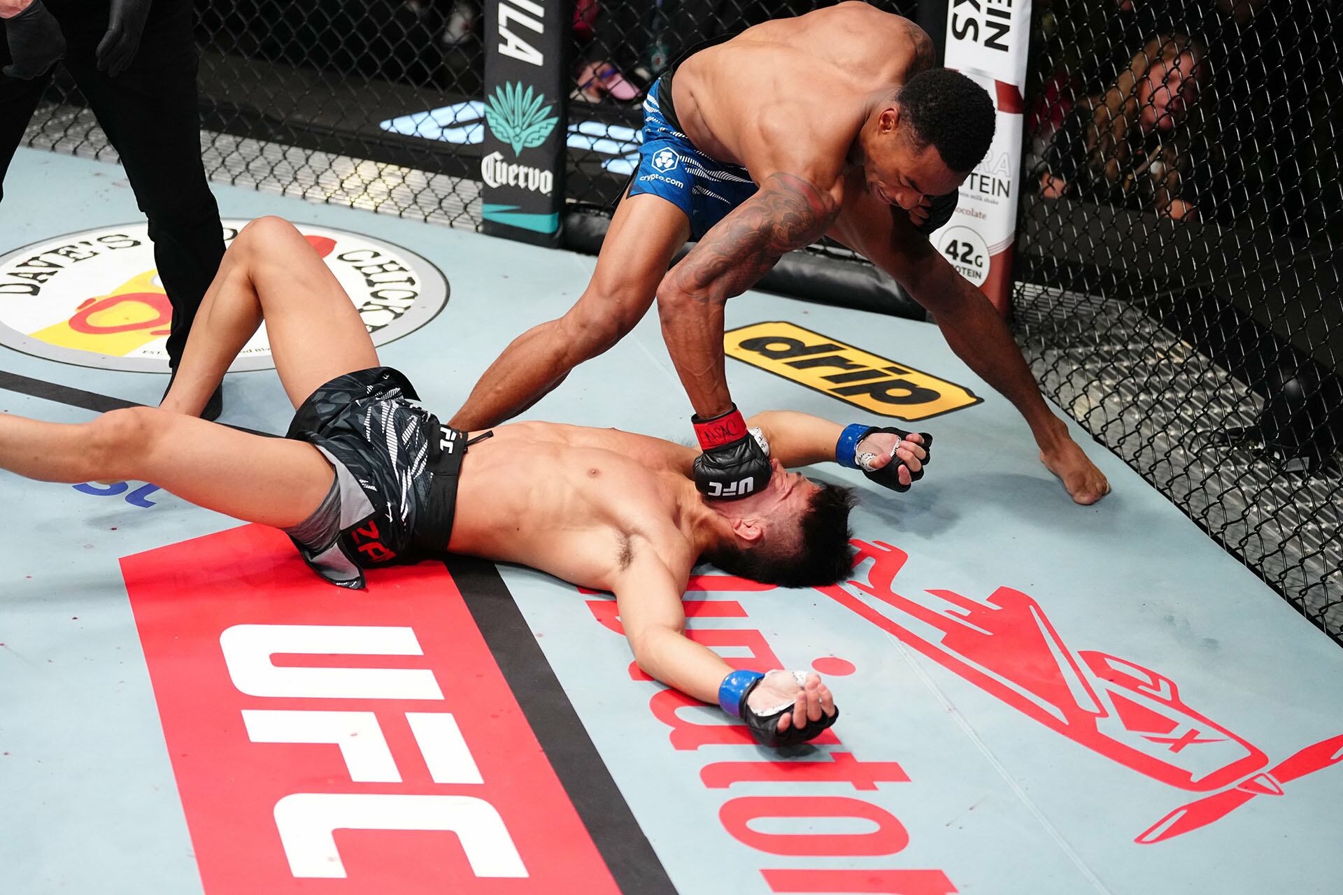 El peleador japonés permaneció casi 5 minutos en la lona y fue trasladado al hospital luego (Foto: @ufc)