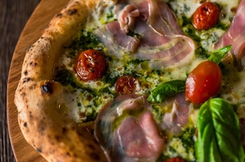 Ubicado en el animado callejón