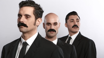 El elenco, encabezado por Alejandro Clavier, Sebastián Stimman y Diego Salinas, revela los mecanismos del radioteatro clásico mientras desafía los códigos tradicionales del melodrama desde una mirada queer.