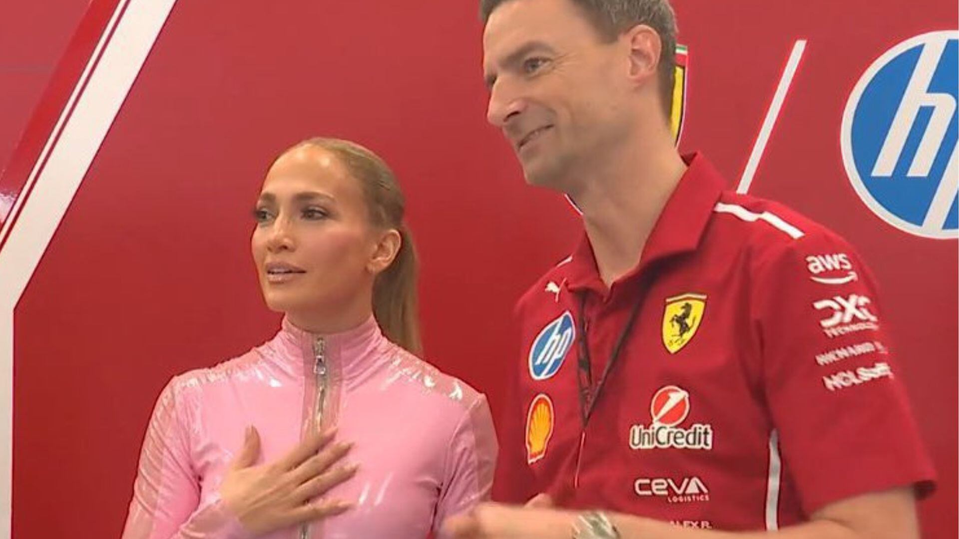 J.Lo fue vista en los boxes de Ferrari durante las sesiones de práctica libre (X/@Jlo)