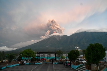 Volcán de fuego de Guatemala en constantes erupciones, las más fuertes en años