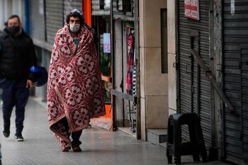 Transeúntes caminan frente a un