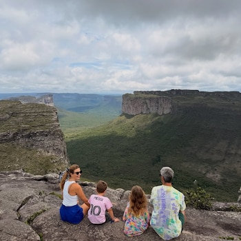 Paseo en familia entre rocas