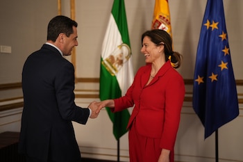 Miriam González, presidenta de la plataforma 'España Mejor', con Juanma Moreno, presidente de la Junta de Andalucía, en 2024 (Flickr)
