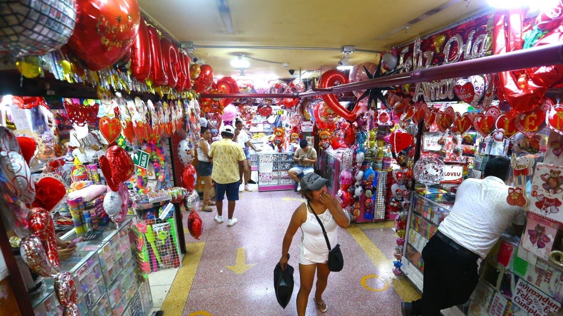 Los compradores de provincias aprovechan los precios por mayor para abastecerse de peluches y revender en sus negocios locales.