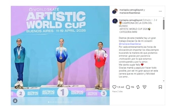 Tres jóvenes patinadoras de roller posan con sus medallas en el podio de la Artistic World Cup 2026, frente a un gran banner del evento