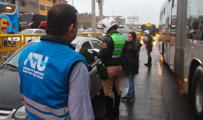 Operativo de control en la avenida Túpac Amaru, donde la ATU y la PNP sancionaron a 32 conductores por invadir la vía exclusiva del Metropolitano. Foto: ATU