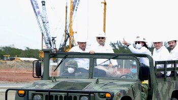 La construcción de la refinería