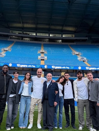 Pep Guardiola, con su padre, sus hijos y su ex, Cristina Serra, (City_XTRA).