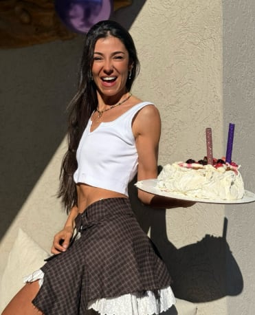Con una torta casera, la periodista celebró su día especial junto a sus dos hijos, su esposo y su madre (Instagram)