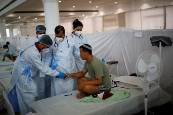 Trabajadores de la salud atienden