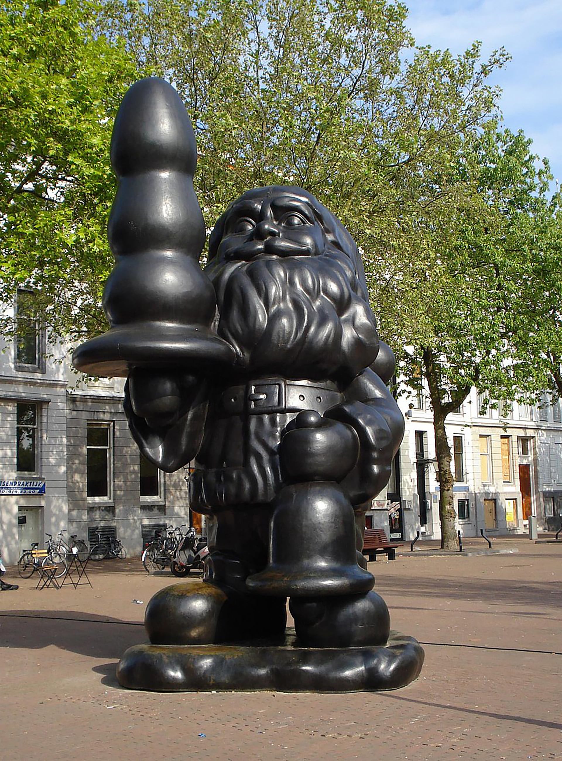 El artista ya había despertado controversia en Róterdam, Países Bajos, cuando instaló una escultura de bronce de Santa Claus sosteniendo un arbol de navidad similar