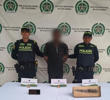 Además de la captura del habitante de calle, se recuperó el celular hurtado y se incautó el cuchillo con el que amenazó a la mujer que mantuvo como rehén por varios minutos - crédito Mebog