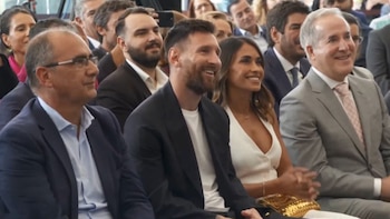 Messi junto a su esposa Antonela Roccuzzo y el dueño del Inter Miami, Jorge Mas
