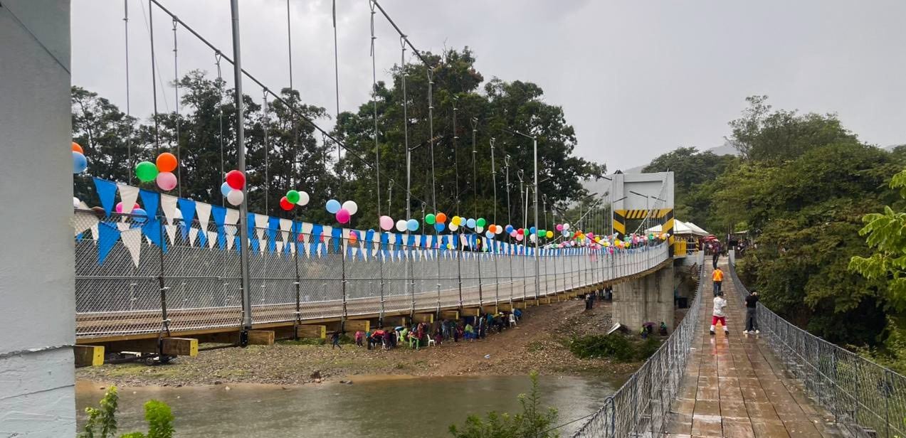 El puente colgante conecta aldeas de San Miguel Chicaj. La obra fue financiada con remesas y aportes locales./(NotiMas Baja Verapaz)