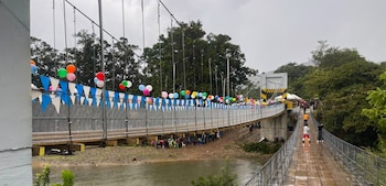 El puente colgante conecta aldeas de San Miguel Chicaj. La obra fue financiada con remesas y aportes locales./(NotiMas Baja Verapaz)