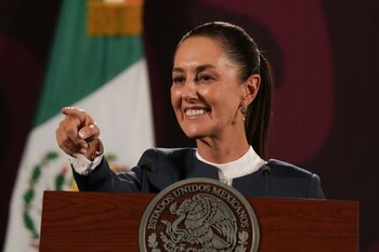 Muy al estilo de las mañaneras de AMLO, Claudia Sheinbaum ofreció este lunes su primera conferencia como virtual presidenta electa. (AP Foto/Marco Ugarte)