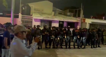 Videos virales desataron indignación en redes sociales y llevaron a decenas de personas a reunirse frente al domicilio del presunto agresor.