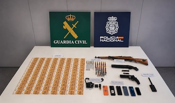 Arsenal encontrado en el domicilio del detenido en Galicia, tras robar sucursales bancarias. (Guardia Civil)