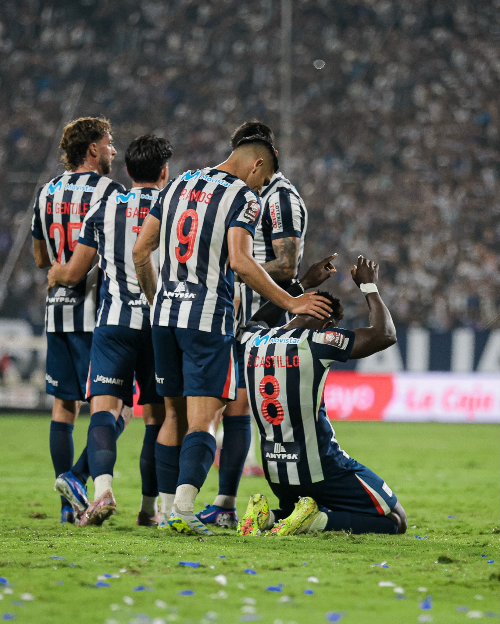Eryc Castillo de Alianza Lima celebra su gol de rodillas mientras sus compañeros lo rodean en un partido crucial de la Liga 1. (Liga 1 Te Apuesto)