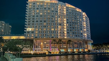 Las autoridades de la ciudad de Miami instan a los residentes a prepararse para la implosión prevista del hotel Mandarin Oriental