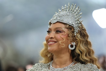 Beyoncé deslumbra en la Met Gala 2026 de Nueva York con un maquillaje creado por el artista latino Rokael Lizama. (ANGELA WEISS / AFP)