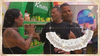 Collar de diamantes con brillos. Fondo borroso con personas, estante Knorr y texto La casa de los famosos. Efecto foto vieja.