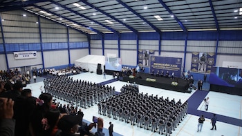 El presidente Arévalo gradúa a 287 guardias penitenciarios para reforzar el control en las cárceles
