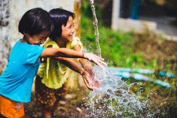 Niños jugando, agua, fuente. UNIVERSIDAD