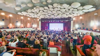 Una multitud colmó la sala