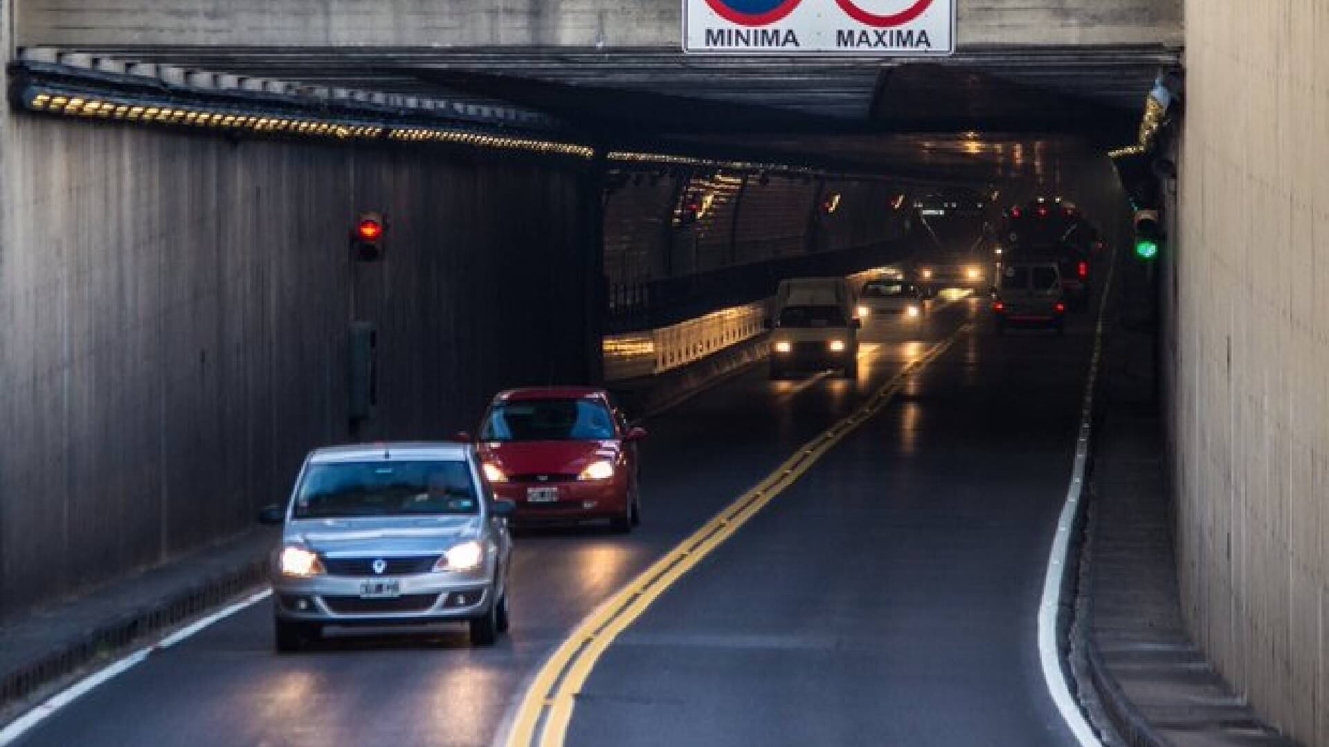 Con 2.397 metros de longitud y 32 metros de profundidad, el túnel soporta el paso diario de miles de vehículos y dinamiza la economía regional (foto: Túnel subfluvial)