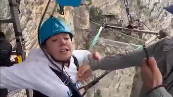 Entre gritos, súplicas y un salto forzado: una mujer cae al vacío desde 79 metros después de que instructores de un centro turístico ruso le doblaran las piernas a golpes