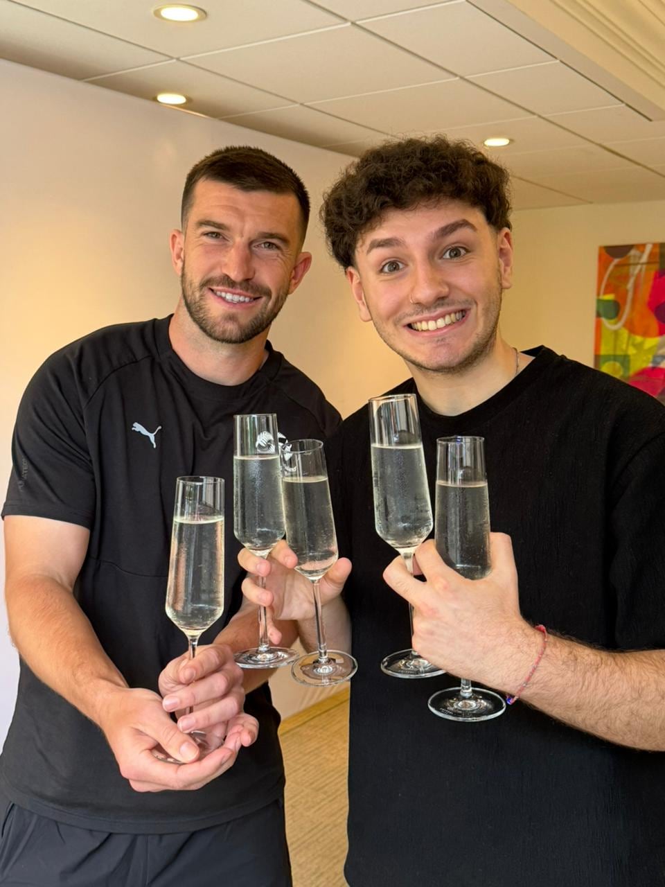 Valentín Scarsini y Tim Payne celebran la llegada del futbolista a los 5 millones de seguidores (Elscarso)