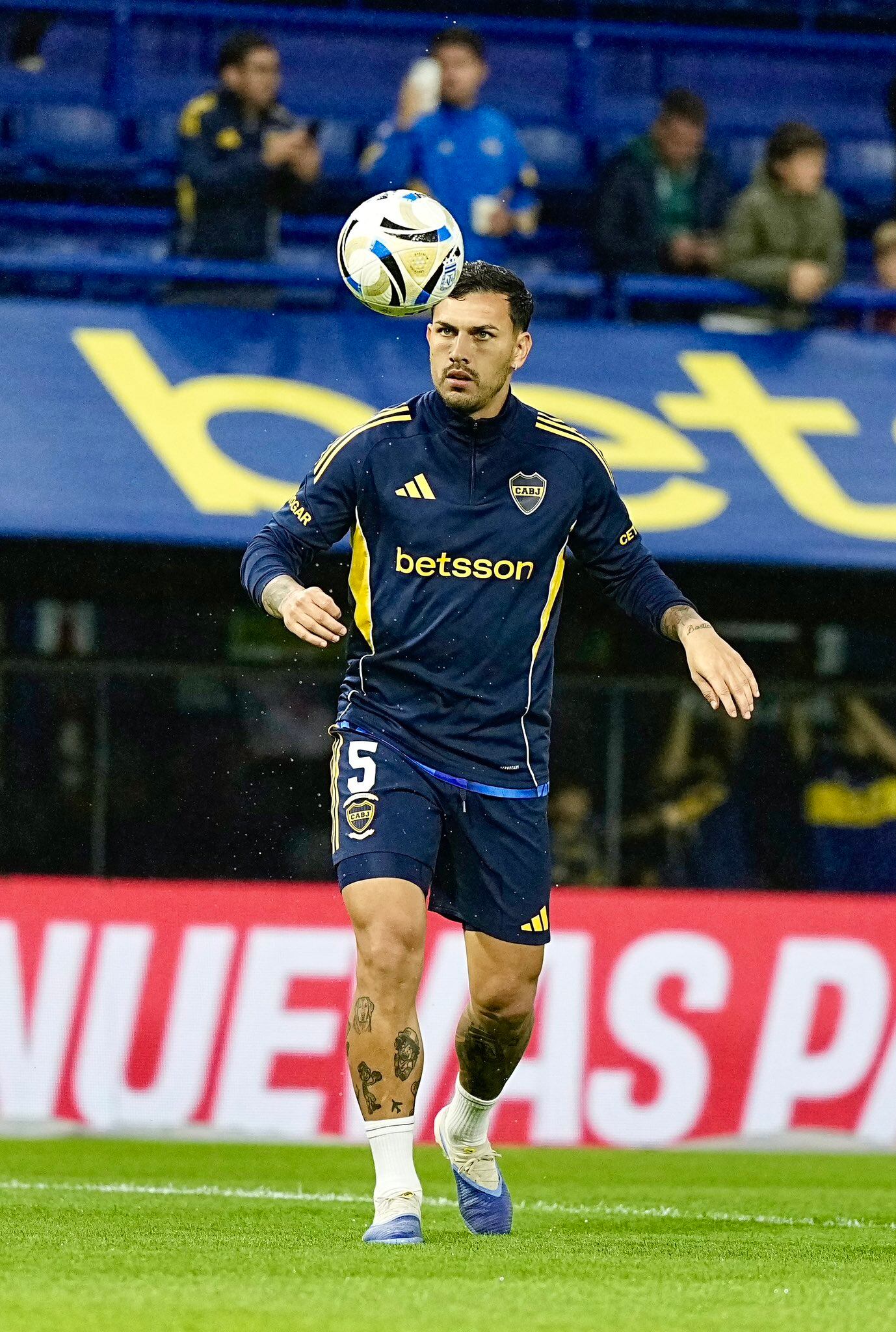 Paredes fue vitoreado desde que inició la entrada en calor