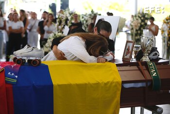Familiares y amigos de la expatinadora colombiana Luz Mery Tristán fueron registrados este lunes, 7 de agosto, durante el funeral de la excampeona mundial, en Cali (Colombia). EFE/Ernesto Guzmán
