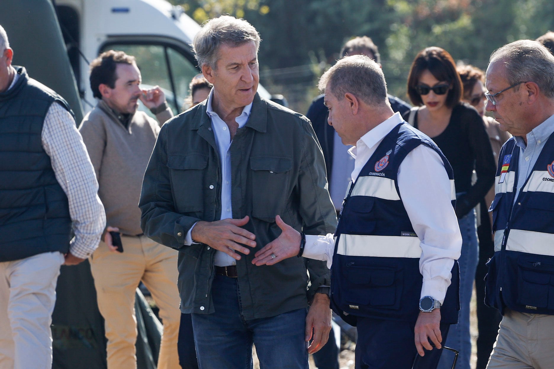 El presidente del PP, Alberto Núñez Feijóo, conversa con el presidente de Castilla-La Mancha, Emiliano García-Page, a su llegada este jueves al puesto de mando avanzado habilitado por el accidente ferroviario en Urda (Toledo). (J.J.Guillen/EFE)