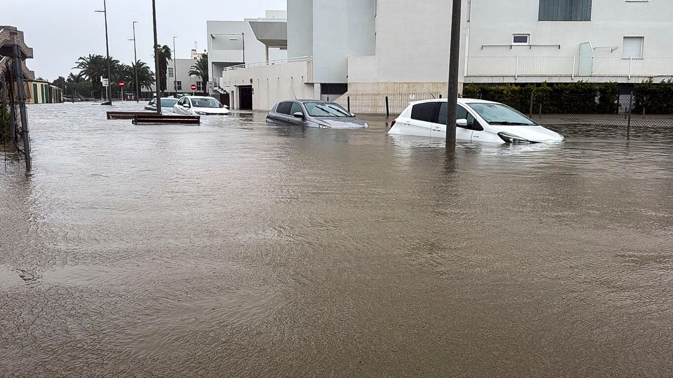 Avenida inundada en la zona de la playa de Terranova en la localidad de Oliva. (Agustín Batalla/EFE)