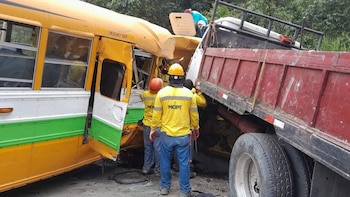 El Salvador: Rastra causa aparatoso accidente múltiple en Los Chorros y deja múltiples lesionados