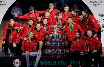 El equipo de Canadá levanta