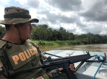FOTO DE ARCHIVO: Un oficial de la policía peruana antinarcóticos patrulla el río Amazonas en Caballococha, Perú. Foto tomada el 29 de octubre del 2019. REUTERS/Gabriel Stargardter/Foto de archivo