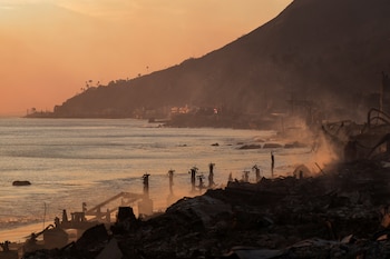 El Servicio Meteorológico Nacional advirtió que el riesgo de incendios seguirá elevado y previó tormentas monzónicas en zonas montañosas del sur de California (REUTERS/Mike Blake)