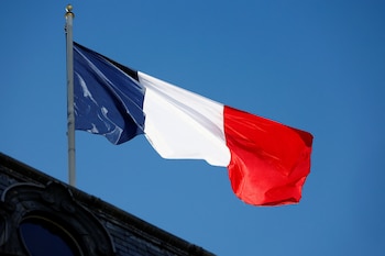 Una bandera nacional francesa ondea