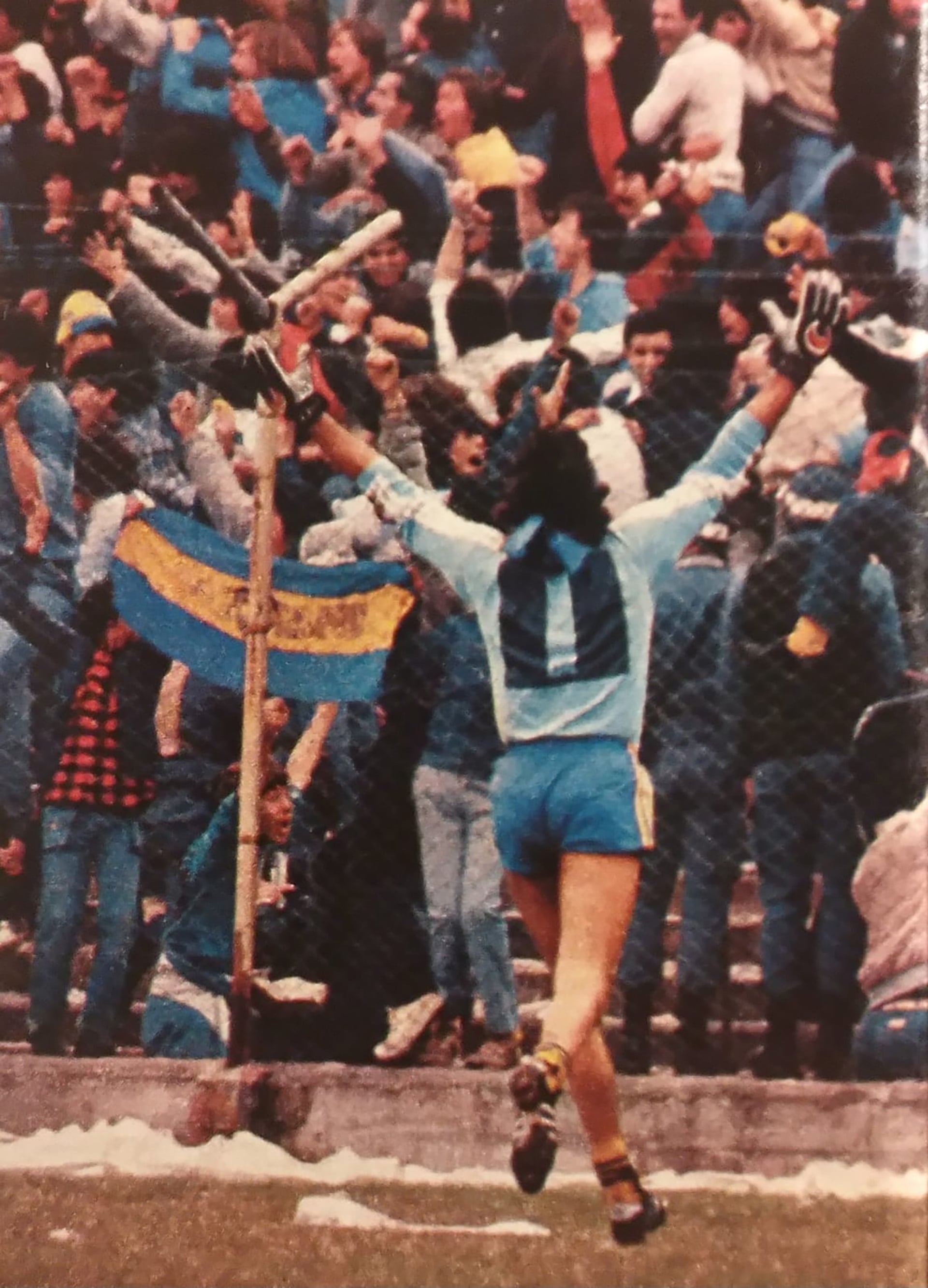 Una postal poco habitual en el fútbol argentino. El Loco Gatti no era propenso a los festejos. Sin embargo, vivió muy intensamente esta liguilla. Con el pitazo del árbitro Abel Gnecco, corrió a ofrendarle la victoria a los hinchas