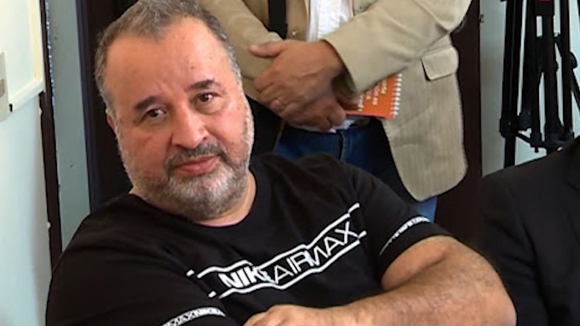 A news report based on the provided source text about the suspension of the auction of "El Gran Chaparral" (Marcelo Balcedo's mansion).