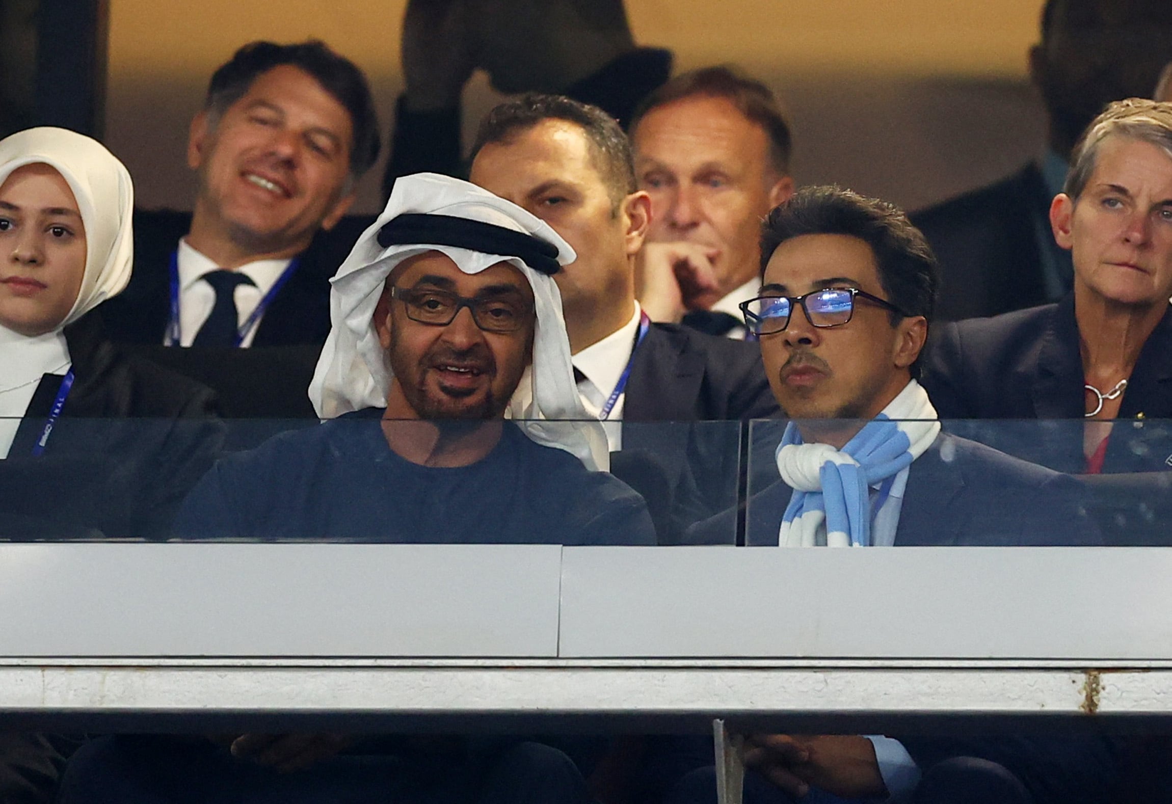 Mohammed bin Zayed Al Nahyan junto al propietario del Manchester City Sheikh Mansour bin Zayed Al Nahyan antes de un partido de Champions League (REUTERS/Molly Darlington)