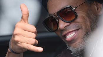 Un productor reclama los derechos de autor de dos temas publicados “sin contrato” en el álbum ‘Camisa10′ de Ronaldinho: hay otras 11 canciones en disputa