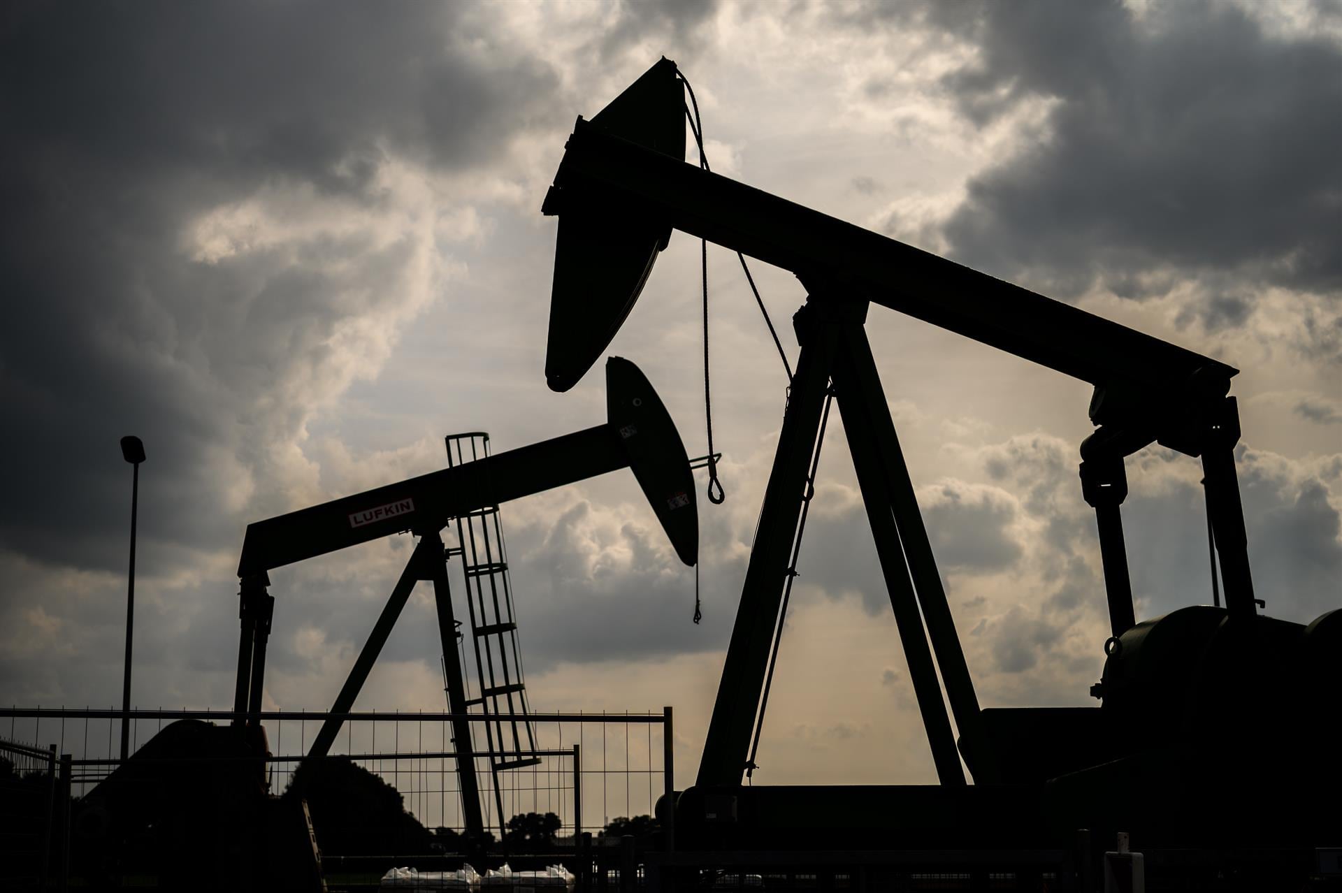 El petróleo cayó por debajo de USD 90 y el mercado mira la tensión entre Washington e Irán