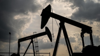 La AIE empeora sus previsiones de oferta y demanda de petróleo ante la falta de acuerdo sobre Ormuz