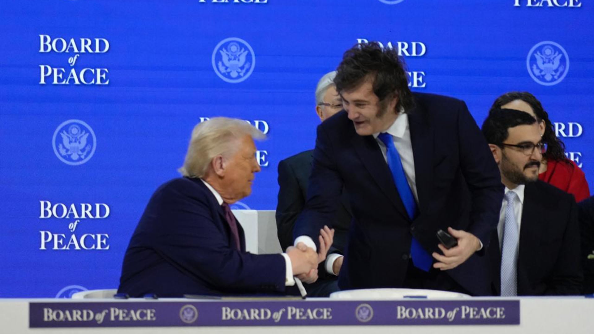 Javier Milei saluda a Donald Trump durante el lanzamiento de la Junta de la Paz, (Davos, Suiza)