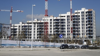 La falta de suelo asfixia el acceso a la vivienda: bloquea la construcción, dispara los precios y encarece el alquiler